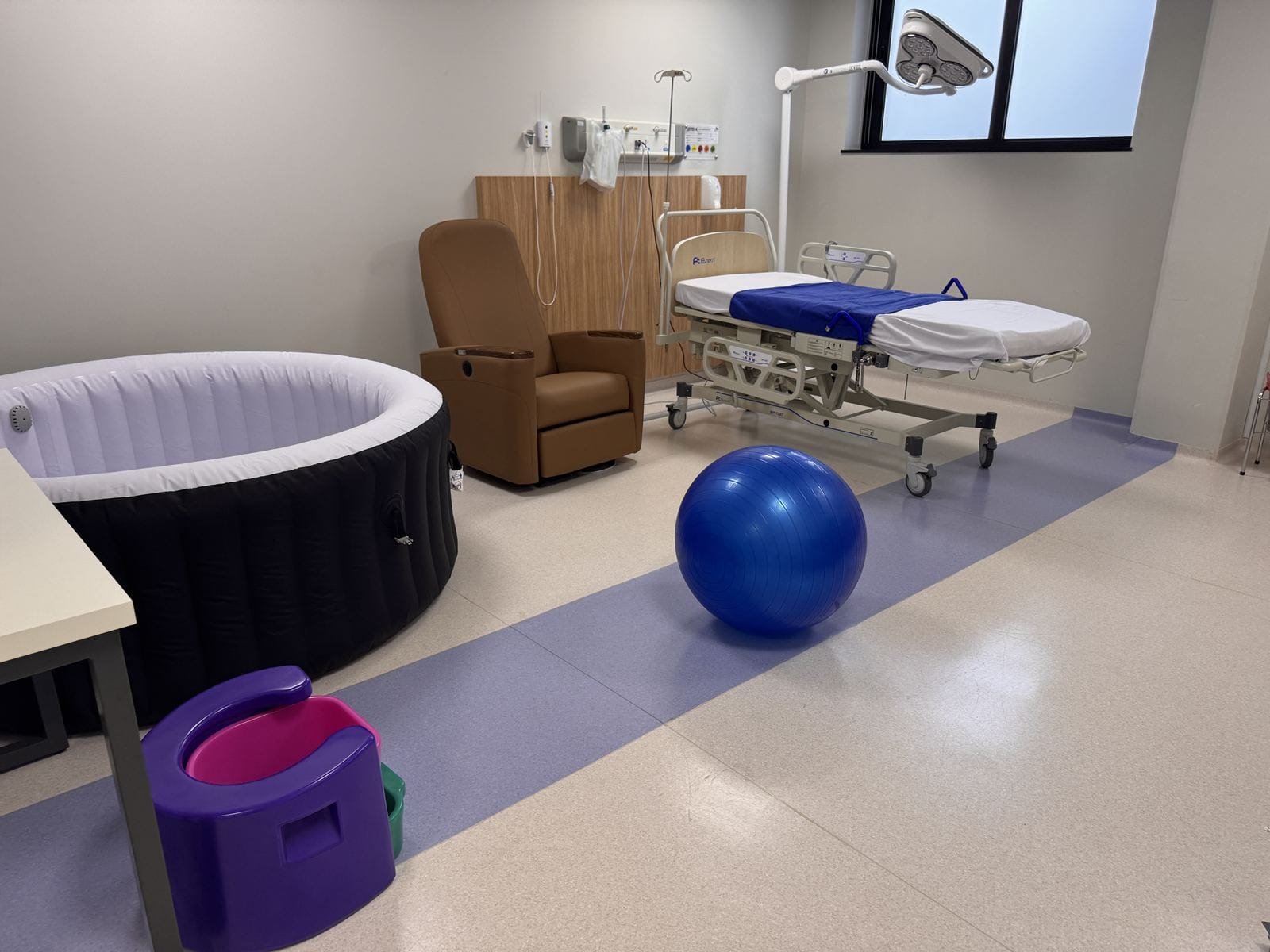 Sala de parto humanizado com banheira e bola suíça